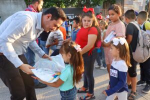 eNTREGA DE ÚTILES EN LOS PATOS