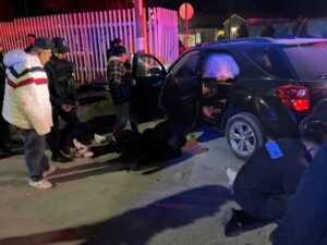 Policías atienden choque contra objeto fijo