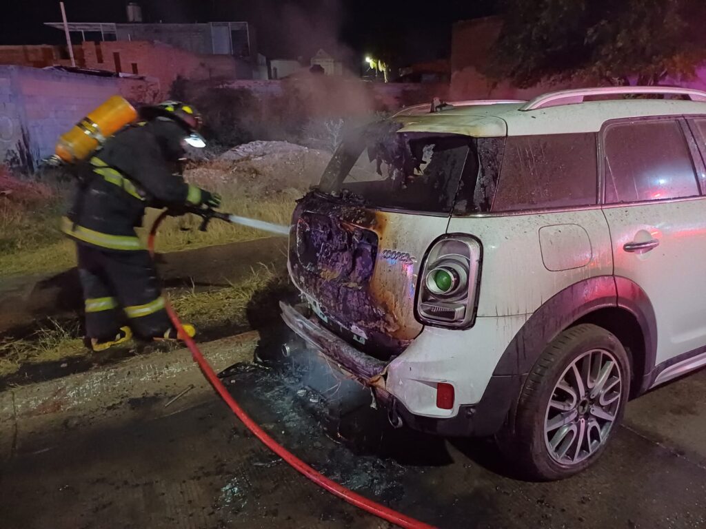 BOMBEROS DE MUNICIPIO DE AGUASCALIENTES SOFOCARON INCENDIO DE VEHICULO