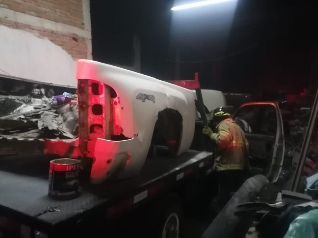 BOMBEROS DE MUNICIPIO DE AGUASCALIENTES SOFOCARON INCENDIO DE VEHICULO1