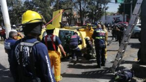 BOMBEROS DEL MUNICIPIO DE AGUASCALIENTES LIBERAN A UNA PERSONA TRAS SUFRIR VOLCADURA