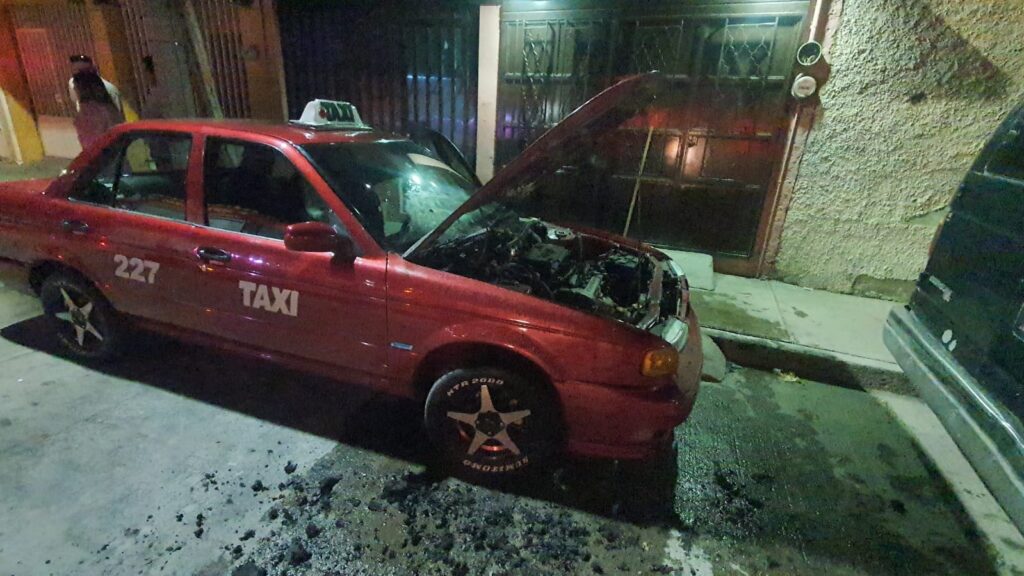 BOMBEROS DEL MUNICIPIO DE AGUASCALIENTES SOFOCARON INCENDIO DE VEHÍCUL1
