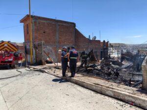 BOMBEROS DEL MUNICIPIO DE AGUASCALIENTES SOFOCARON INCENDIO EN CASA HABITACIÓN