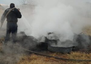 INTERVENCIÓN OPORTUNA DE LOS BOMBEROS MUNICIPALES PARA APAGAR INCENDIO DE NEUMÁTICOS EN JESÚS MARÍA