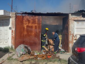 Más de una tonelada de cartón y 150 kilogramos de material de reciclaje se consumieron dentro de una vivienda acondicionada como bodega en el fraccionamiento El Riego