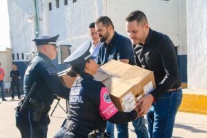 equipamiento y uniformes a policías municipales