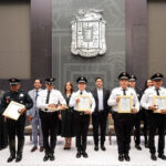 “LEO MONTAÑEZ ENTREGA ESTÍMULOS A POLICÍAS MUNICIPALES Y RECONOCE SU VALENTÍA Y COMPROMISO CON AGUASCALIENTES”