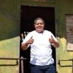 “MARTHA, LA TAXISTA QUE CONVIRTIÓ UN VOLANTE EN EMPATÍA Y UNA UNIDAD EN REFUGIO PARA SUS PASAJEROS, POR ELLO ES UNA CONDUCTORA GIGANTE”