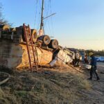 “VOLCADURA DE CAMIÓN CISTERNA EN CARRETERA 110 MOVILIZA A POLICÍA ESTATAL; NO HUBO LESIONADOS”
