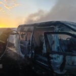 “RÁPIDA INTERVENCIÓN DE BOMBEROS EVITA TRAGEDIA TRAS INCENDIO DE COMBI EN RINCÓN DE ROMOS”