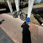 “VIVIÓ PARA CONTARLO: CICLISTA TRATÓ DE GANARLE EL PASO AL TREN Y ESTE LO IMPACTÓ EN ALAMEDA Y GÓMEZ MORÍN»