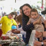“LESLIE ATILANO CELEBRA A LA NIÑEZ JUNTO A LEO MONTAÑEZ EN UNA JORNADA LLENA DE ALEGRÍA EN LA PONA”