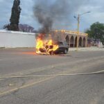 “ARDIÓ CAMIONETA EN RINCÓN DE ROMOS POR FALLA ELÉCTRICA FRENTE AL PANTEÓN MUNICIPAL”