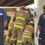 “MUJER QUEDA PRENSADA TRAS FUERTE ACCIDENTE CONTRA PILAR EN VISTAS DEL SOL”