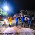 “NO ESTÁN SOLOS: EN MEDIO DE LA EMERGENCIA, TERE JIMÉNEZ Y LEO MONTAÑEZ LLEGARON HASTA LOS HOGARES AFECTADOS POR LAS LLUVIAS PARA RESPALDAR A LOS VECINOS”.