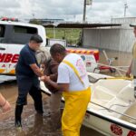 “ENTRE AGUA Y DESESPERACIÓN, RESCATAN A TRABAJADORES Y SUS PERRITOS ATRAPADOS EN EL PIVA”
