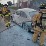«VEHÍCULO ARDE EN LLAMAS EN LOMA BONITA; AUTOMOVILISTAS INTENTAN APAGAR EL FUEGO ANTES DE LA LLEGADA DE BOMBEROS»