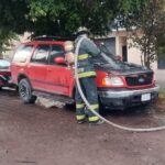 «LAS LLAMAS DEVORARON UNA CAMIONETA EN BOSQUES DEL PRADO SUR; EL MOTOR QUEDÓ REDUCIDO A PÉRDIDA TOTAL»
