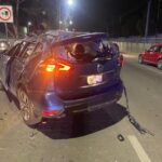 “SE PASA EL ROJO, CHOCA CONTRA UN AUTO, UN SEMÁFORO Y UN POSTE Y DEJA LA SUV VOLCADA EN SU LOCA CARRERA”