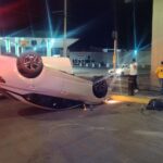 “CONDUCTOR EBRIO DERRIBA BOLARDO Y VUELCA SU AUTOMÓVIL EN AVENIDA AGUASCALIENTES”
