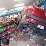 “CAMIONETA ‘ENDEMONIADA’ SE METE A UN OXXO Y DEJA A UN CLIENTE CON FRACTURA EXPUESTA”