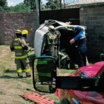 “BOMBEROS MUNICIPALES RESCATAN A JOVEN ATRAPADO TRAS VOLCADURA EN SAN JOSÉ DE ARRIBA”