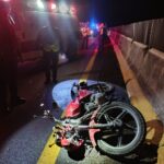 “HORRIPILANTE MADRUGADA EN COSÍO: MOTOCICLISTA MUERE EN LA 45 NORTE Y SU CUERPO QUEDA DESMEMBRADO TRAS SER ARROLLADO POR VARIOS VEHÍCULOS”
